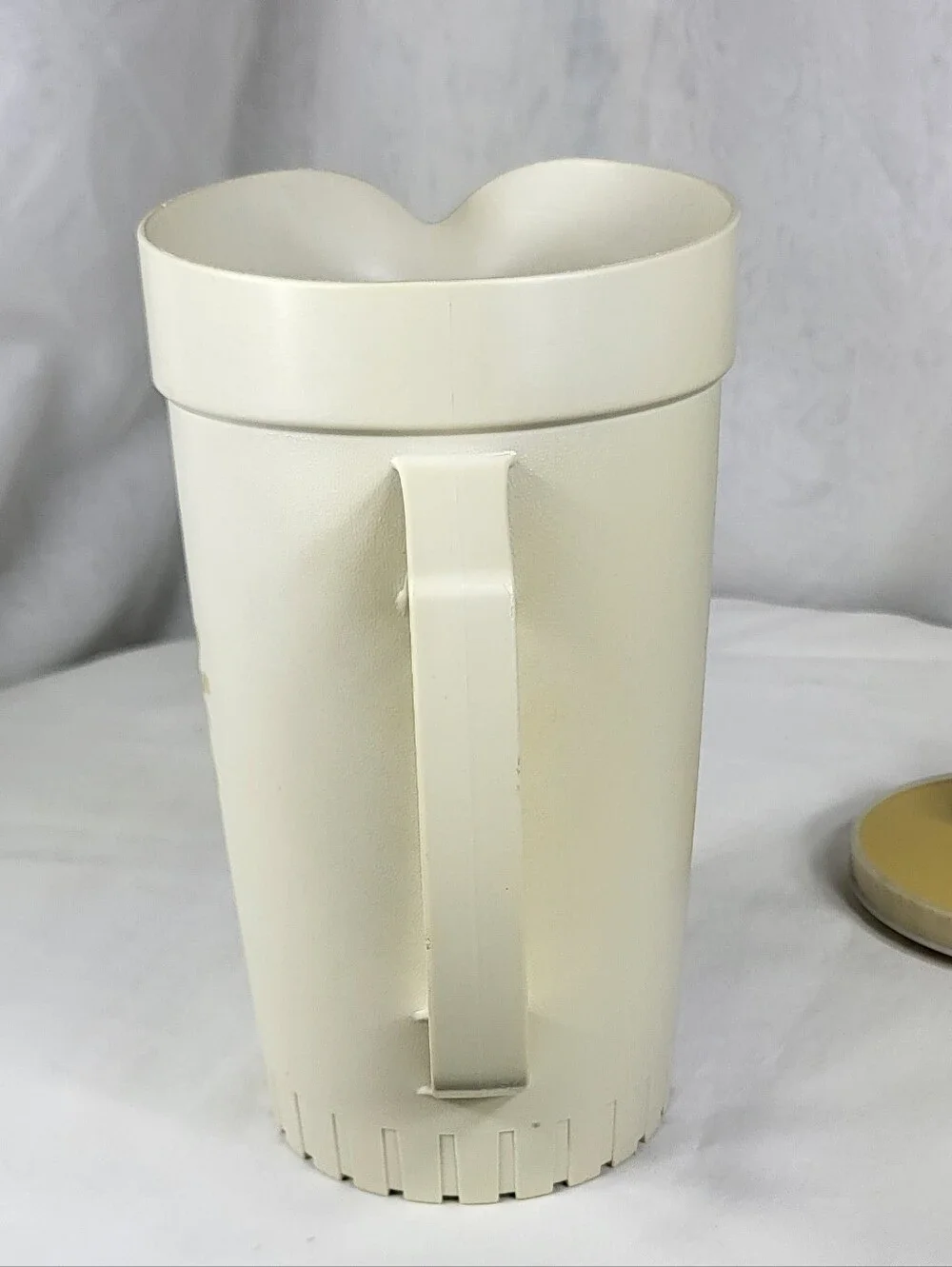 Tupperware #874-14 Almond Harvest Gold 1.5qt Pitcher With Push Button Lid